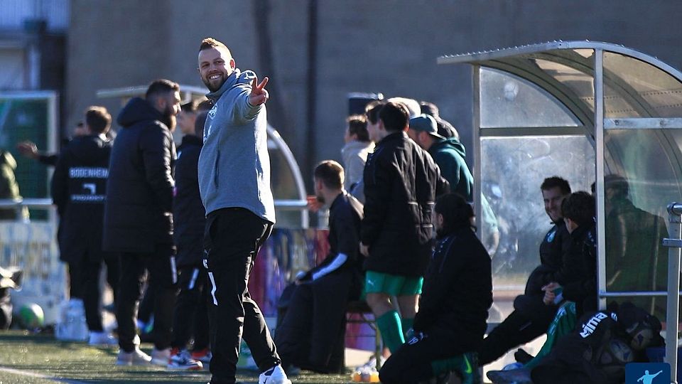 Der neue Trainer der Ingelheimer, Matthias Güldener (links), möchte auch in seinem zweiten Spiel wieder grinsend mit drei Punkten im Rucksack den Platz verlassen.
