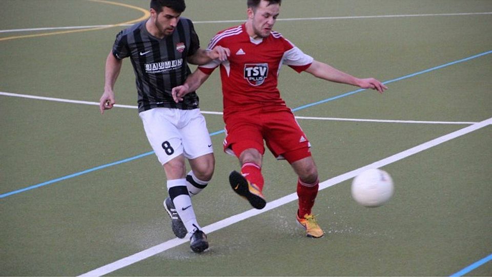 Ball fest im Blick: Karadeniz-Spieler Furkan Meydan (links) im Duell mit Langenlonsheims Nico Dorfey	Foto: Marcel Fennel