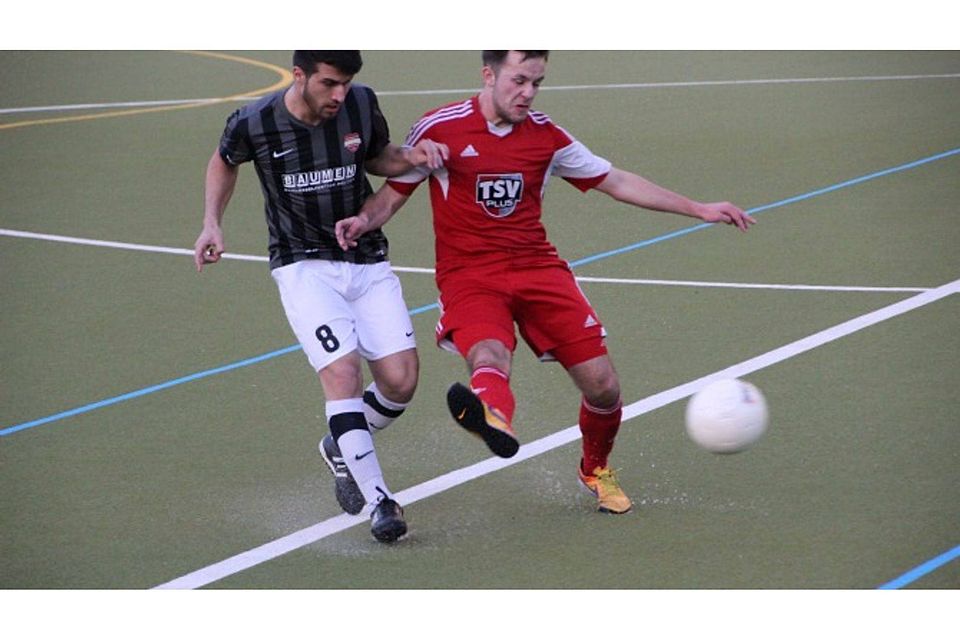 Ball fest im Blick: Karadeniz-Spieler Furkan Meydan (links) im Duell mit Langenlonsheims Nico Dorfey	Foto: Marcel Fennel