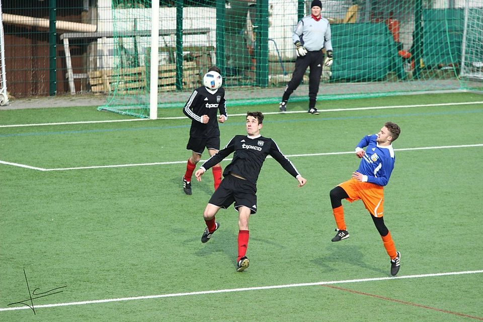 Dank engagierter Leistung sind die Hallgartener der neue Spitzenreiter der Kreisliga A Rheingau-Taunus. Archivbild: Henz