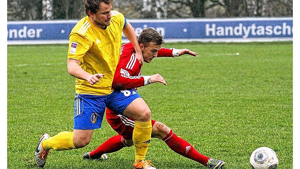 Kampf ist Trumpf: 08-Kapitän Robin Schmidt (l.) will gegen den TSV Kropp drei weitere Punkte für den Klassenerhalt holen.