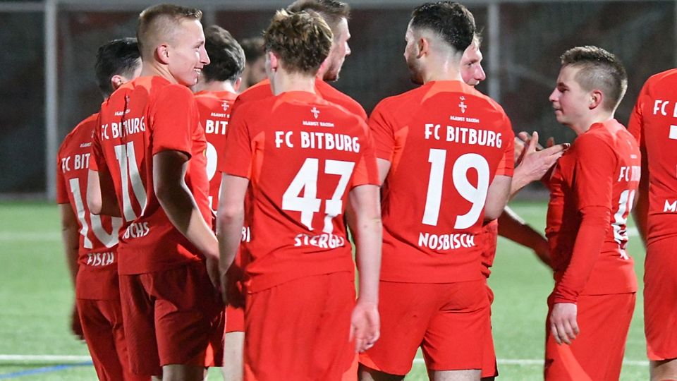 Viele Gratulationen gab es für Kevin Fuchs (rechts), als er in der Schlussphase der Partie gegen Mülheim-Kärlich das 3:2 für seine Bitburger erzielt hatte.