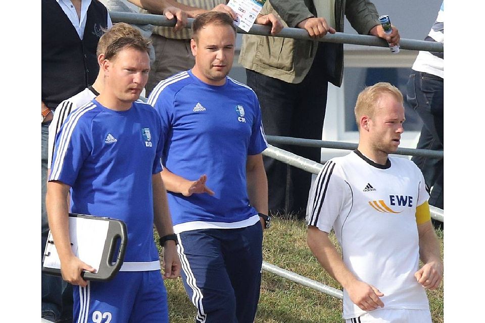 Auf dem Weg in die Energie-Arena: Co-Trainer Daniel Dloniak, Christof Reimann und Sirko Neumann (v. l.)  ©MOZ/Edgar Nemschok
