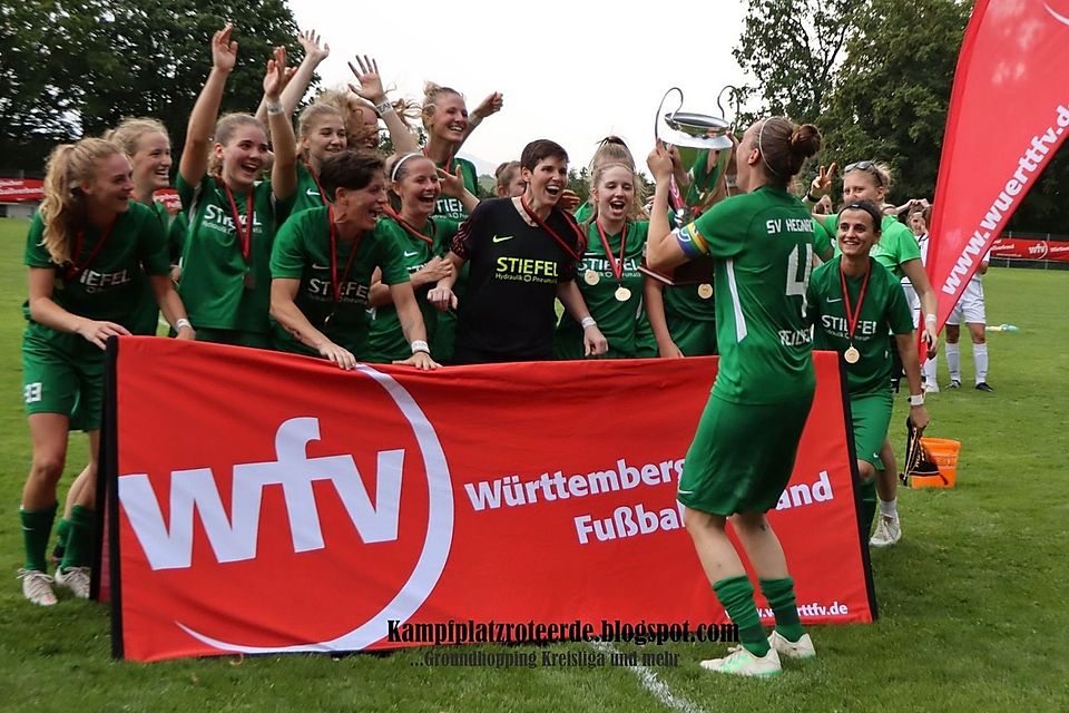 Die Frauen des SV Hegnach bejubeln den Sieg im Verbandspokal. 