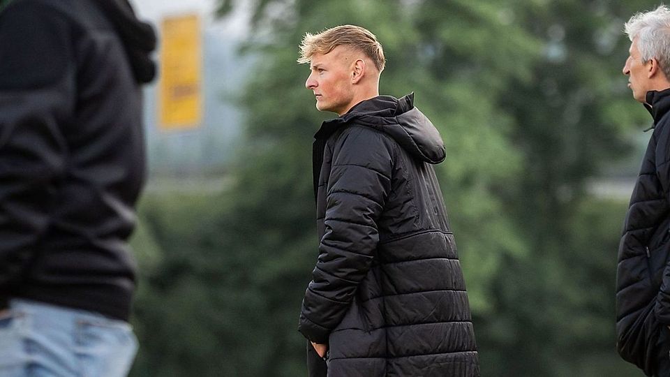 Der FC Weiden-Ost stellt nicht nur die im Schnitt jüngste Elf der Kreisliga Süd, sondern präsentiert mit Tim Schlesinger auch den mit Abstand jüngsten Trainer der Liga.