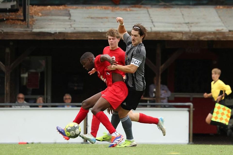 Die SG Walluf um Spielführer Julius Buff (r.) muss eine Serie von verletzungsbedingten Nackenschlägen wegstecken.	Foto: Pia Pfeifer