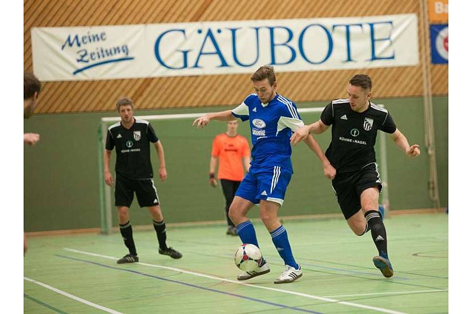 TSV Kuppingen (blaue Trikots) gegen FC Gärtringen: Beide Teams setzten sich 2014 beim &quot;Gäubote&quot;-Cup in ihrer Vorrundengruppe durch Foto (Archiv): Schmidt