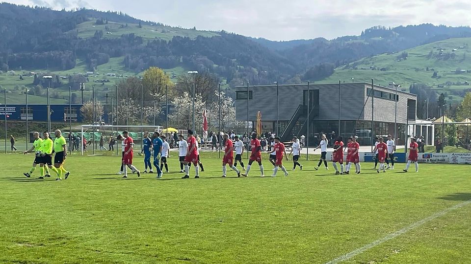 Die Lachner (in rot) feierten einen wichtigen Heimsieg über die U20 des FC Wil.