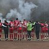 Hatten am Sonntag Grund zum Feiern - Die TuS Mechernich feiert den 4:3 Heimsieg mit den Fans