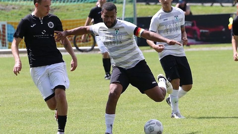 Kapitän James Lugobola (am Ball) ging mit Neugablonz beim FC Oberstdorf leer aus.