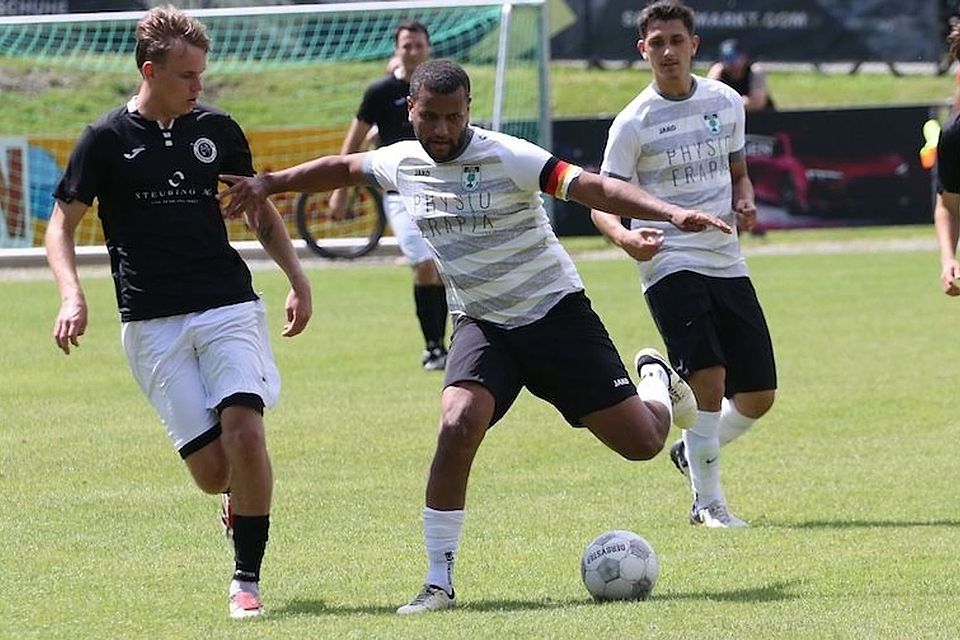 Kapitän James Lugobola (am Ball) ging mit Neugablonz beim FC Oberstdorf leer aus.