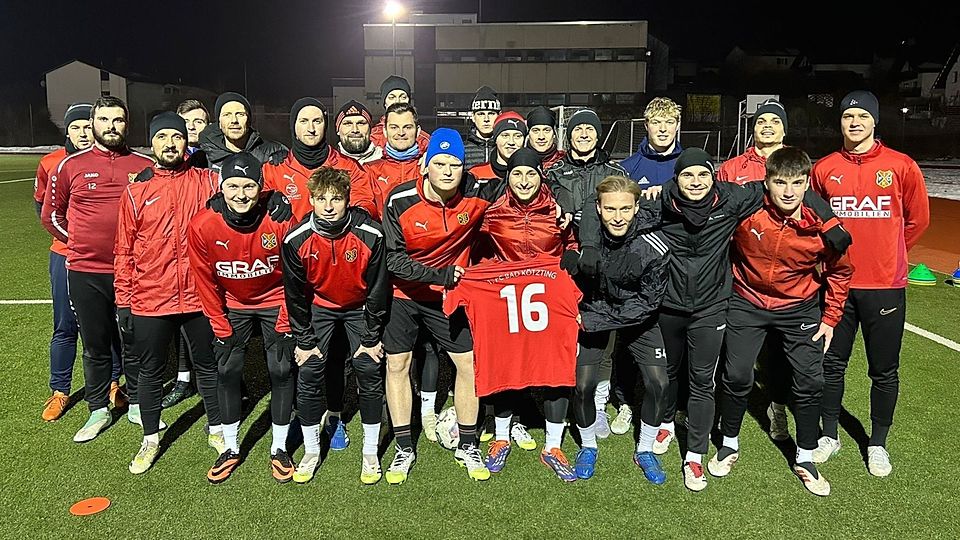 Schöne Geste: Die Fußballer des 1. FC Bad Kötzting präsentieren Jan Hoseks Trikot und denken an ihren erkrankten Mitspieler.