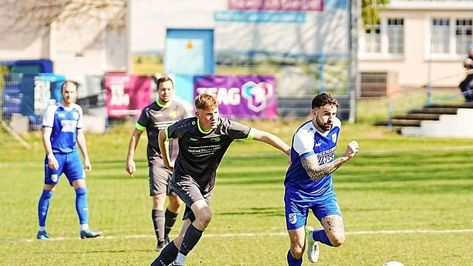 Walschlebens Kevin Köllner (rechts) war für Auleben nicht zu halten. Er steuerte zwei Tore zum Auswärtssieg bei.