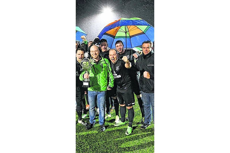 Siegerehrung im Regen: Die Spieler des SV Brachelen jubeln nach dem 5:0-Finalsieg über GW Karken. Foto: Royal