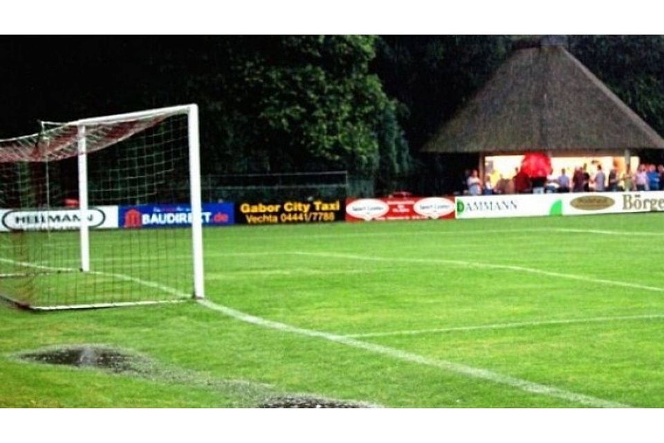 Völlig aufgeweichter Rasen: Ein reguläres Fußballspiel war in Oythe nicht mehr möglich. Foto: Elke Schikora