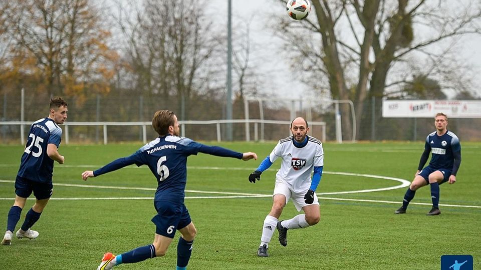 TuS Hackenheim (dunkelblau) kann mit einem Sieg im Heimspiel gegen den VfL Simmertal einen großen Schritt in Richtung Aufstieg machen. Doch auch der Tabellenzweite kommt mit einer breiten Brust ins Spitzenspiel.