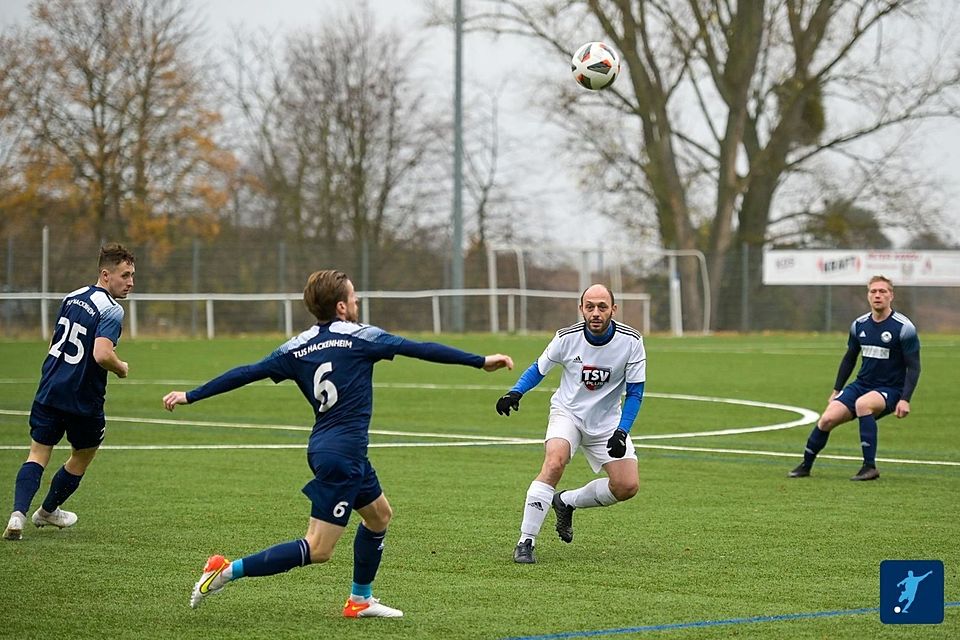 TuS Hackenheim (dunkelblau) kann mit einem Sieg im Heimspiel gegen den VfL Simmertal einen großen Schritt in Richtung Aufstieg machen. Doch auch der Tabellenzweite kommt mit einer breiten Brust ins Spitzenspiel.