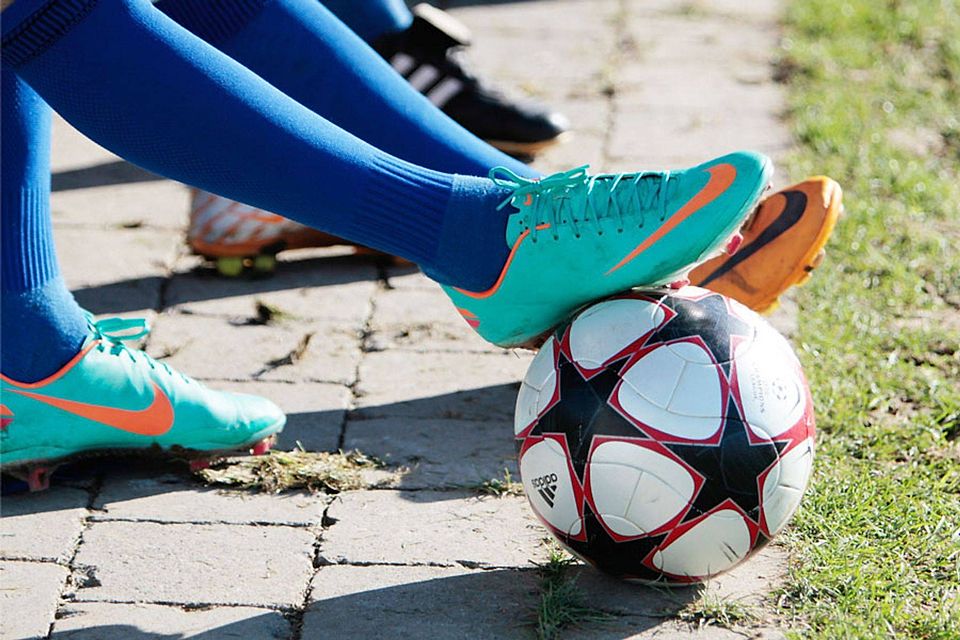 Die Füße hochlegen können die Spieler aus den Kreisligen nächste Saison erneut nicht. Jeweils vier Mannschaften sollen hier absteigen. F.: Julian Leitenstorfer Die Füße hochlegen können die Spieler aus den Kreisligen nächste Saison erneut nicht. Jeweils vier Mannschaften sollen hier absteigen. F.: Julian Leitenstorfer