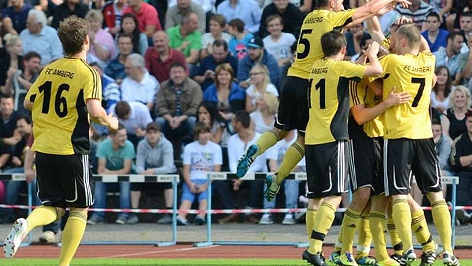 Der FC Amberg feiert den Bayernliga-Aufstieg vor knapp 3.000 Zuschauern in Nürnberg. F: Schmidbauer