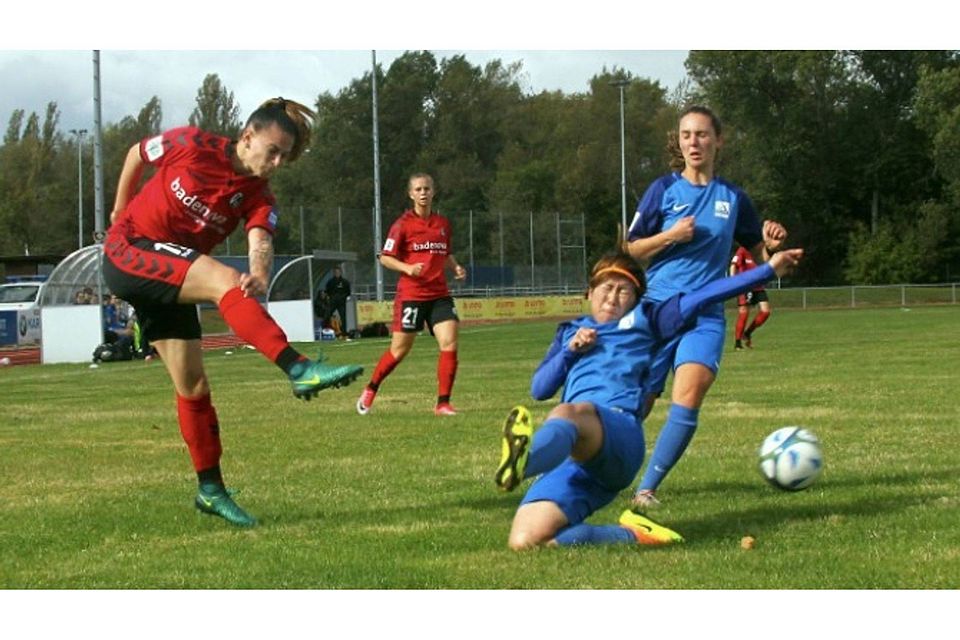 Zu spät: Schott-Spielerin Yuna Segawa (blaues Trikot) grätscht verzweifelt nach einem Ball von Jobina Lahr.	Foto: hbz/Michael Bahr
