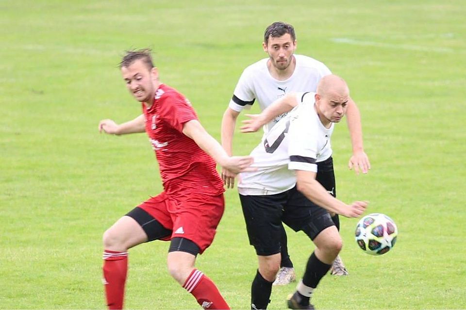 Gute Ausgangslage: Der SC Inhauser Moos (im Bild Nicolas Schmöller, vorne rechts, und Willhelm Ampenberger) gewann in Günding (im Bild Luis Heitmeier) 1:0.