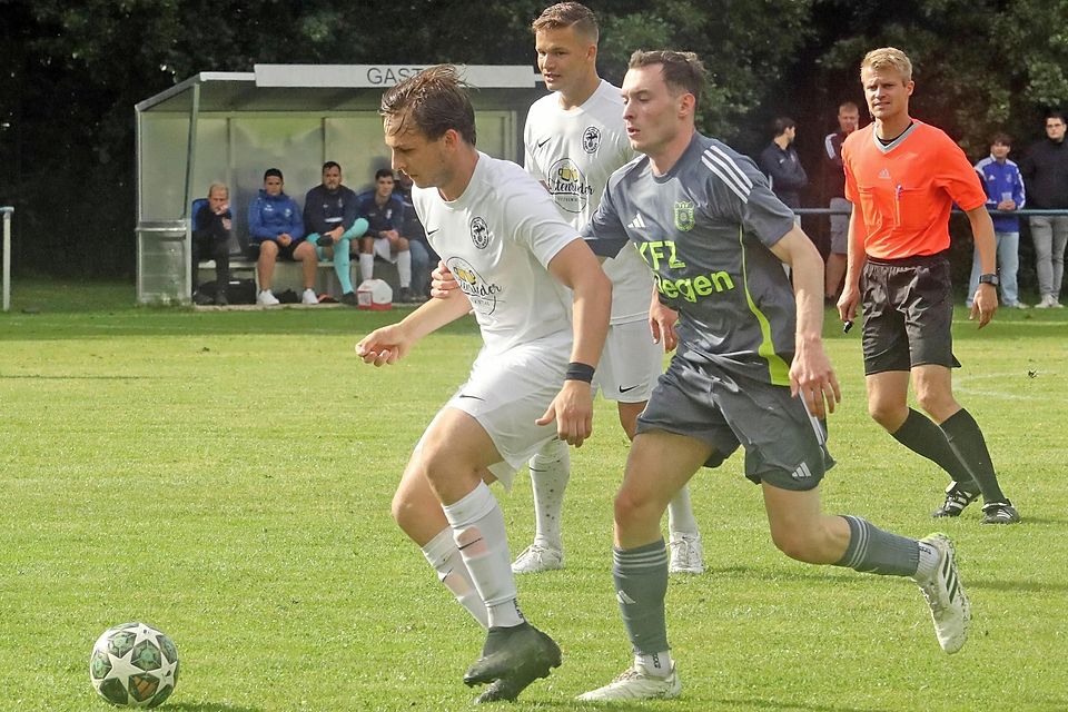 Wiedersehen: Der VfL Denklingen (in Weiß, links Raphael Zwerschke) und der TSV Geiselbullach trennten sich im ersten Saisonspiel mit einem 1:1-Remis.