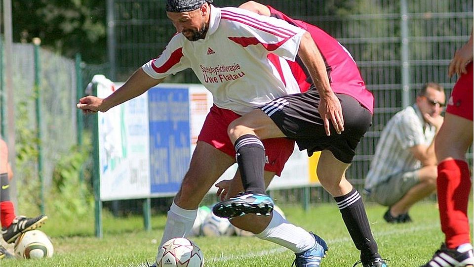 Markus Mühldorfer (li.) im Kampf um den Ball     Foto . Michael Wagner