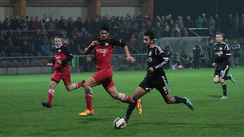 Rico Balzer (in rot/ Bildmitte) verstärkt die TSG-Defensive.                      F: Kölbel