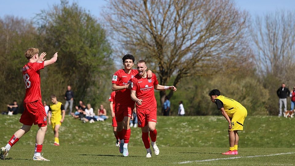 Die Hachinger U19-Talente bejubeln den 3:0-Heimsieg gegen Borussia Dortmund.