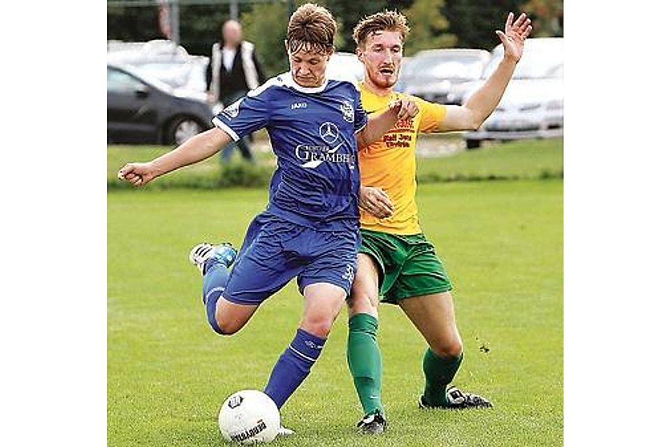 Im Zweikampf: Der  Ganderkeseer   Benjamin Benholz (blau, am Ball) im Spiel gegen Abbehausen Dörte Eilers