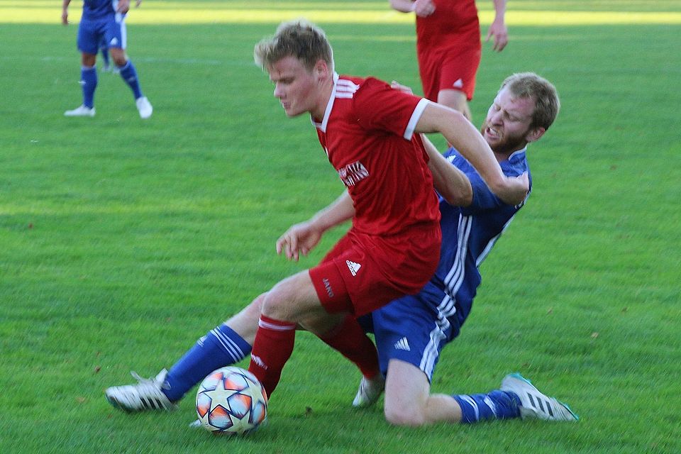Der Einsatz von Florian Hensolt (rechts) hat sich gelohnt, mit dem TSV Hainsfarth eroberte er durch das 0:0 gegen Marc Löfflads Oettinger die Tabellenspitze.