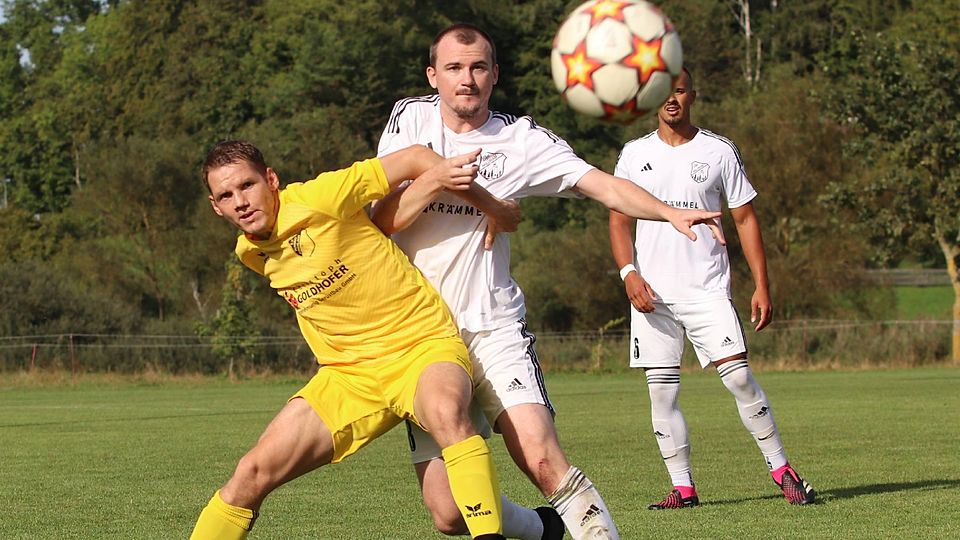 „Ein Unentschieden wäre das gerechtere Ergebnis gewesen“: Münsings Lukas Hauptmann (li.) versuchte nach 2:0-Sieg seine ehemaligen Waldramer Teamkollegen wie Yannick Kutz aufzumuntern.