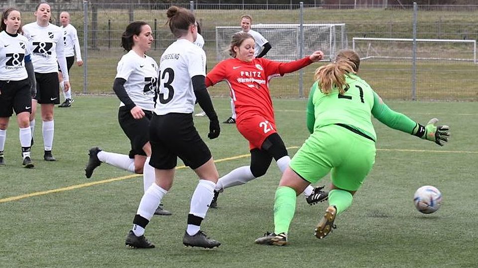 Allein gegen alle Geislingerinnen: FCF-Torjägerin Sandra Gillhuber (2. v. r.) trifft beim 8:2-Erfolg im Testspiel gegen den FCL.