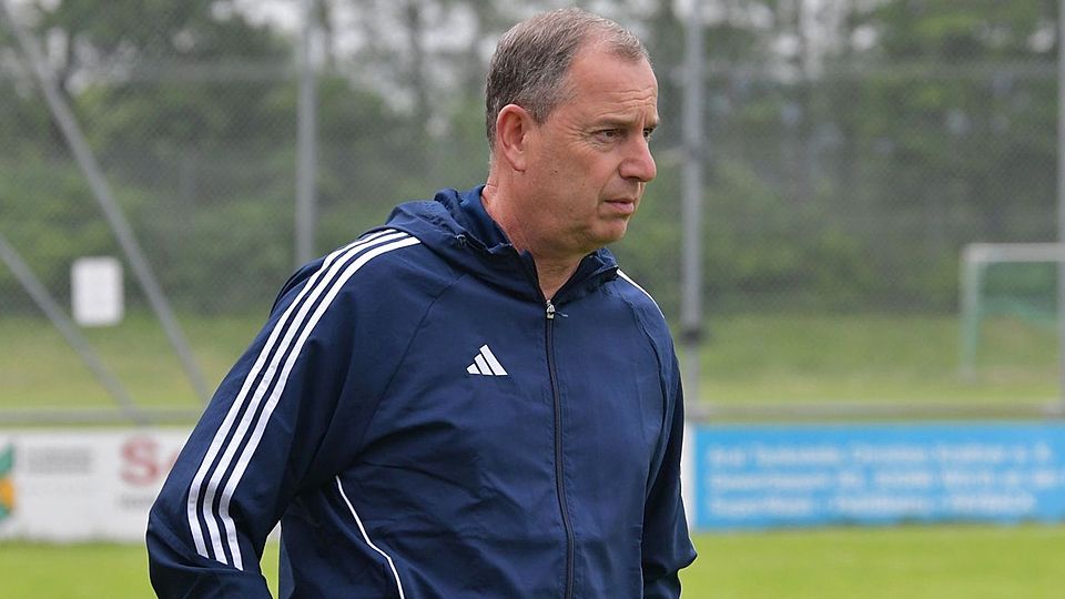 Steht nur noch bis zum Saisonende an der Seitenlinie des FC Oberhinkofen: Kyros Farahmand.