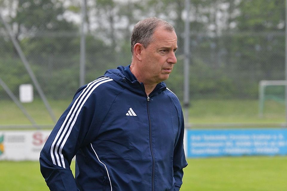 Steht nur noch bis zum Saisonende an der Seitenlinie des FC Oberhinkofen: Kyros Farahmand. Steht nur noch bis zum Saisonende an der Seitenlinie des FC Oberhinkofen: Kyros Farahmand.