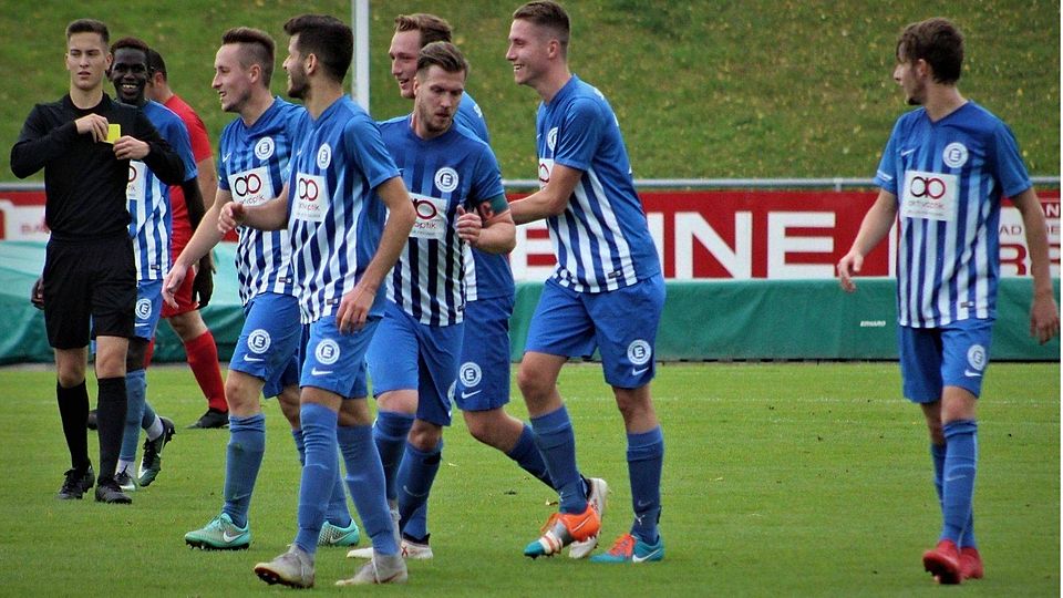Haben gut lachen: Die Kicker der SG Eintracht Bad Kreuznach II (blaue Trikots) schossen den SC Birkenfeld ab.