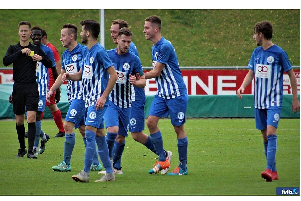 Haben gut lachen: Die Kicker der SG Eintracht Bad Kreuznach II (blaue Trikots) schossen den SC Birkenfeld ab.