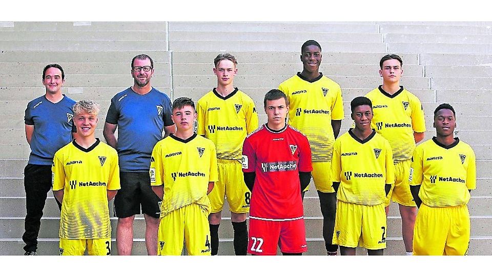 Das Trainerteam, die externen Zugänge und die Akteure der aktuellenU 16 in Alemannia AachensU 17: „Co“ Dennis Jerusalem (hinten von links), Coach Dirk Lehmann mit Philipp Rosnersky, Marzouk Kotya-Fofana, Kevin Neziraj, Titus Jakob (vorne von links), Jannis Kuckertz, Meiko Luysberg, Ibrahim Jeng und Joel Zolana.