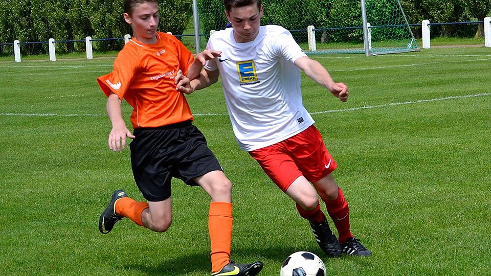 BW Schinkel (orange) gewann gegen RW Sutthausen (weiß) mit 5:2.  Foto: Nico-Andreas Paetzel