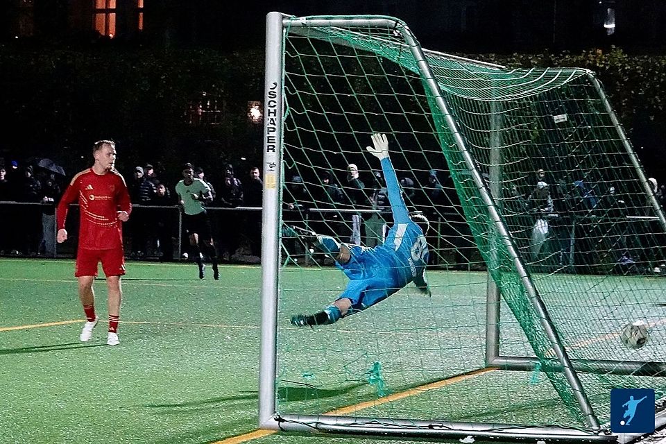 Hier eine Aufnahme des Landespokal-Achtelfinals zwischen Delay Sports und Hertha 03 Zehlendorf, das am Sonntag, den 16. November 2025, ausgetragen wurde. 