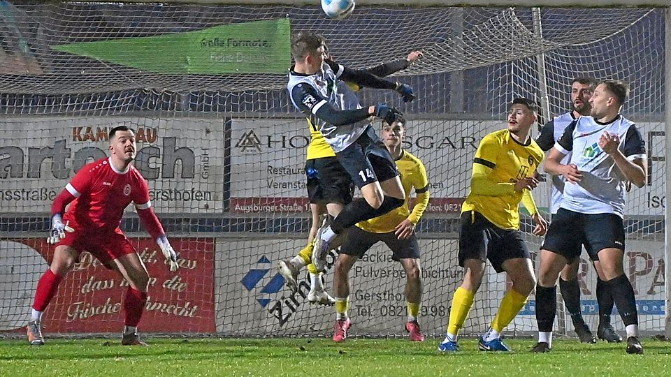 Michael Meir erzielte beim 2:1-Sieg des TSV Meitingen im Derby beim TSV Gersthofen beide Treffer per Kopfball.  Hier das 1:0, bei dem die Gersthofer Hintermannschaft um Torhüter Daniel Brexel nur zuschauen kann.