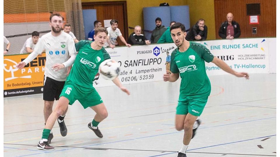 Der VfR Fehlheim (in grün) hat beim Hallencup des TV Lampertheim das Viertelfinale, welches am Sonntag ausgespielt wird, erreicht. Auf dem Weg dorthin bezwang der Gruppenligist auch den FC Starkenburgia Heppenheim mit 5:0.	Foto: Thorsten Gutschalk