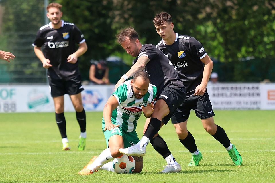 Doppelt hält besser: Angelo Mayer und Nenad Petkovic (rechts) kümmern sich gemeinsam um Dominik Weiß vom SV Schalding-Heining. Doppelt hält besser: Angelo Mayer und Nenad Petkovic (rechts) kümmern sich gemeinsam um Dominik Weiß vom SV Schalding-Heining.