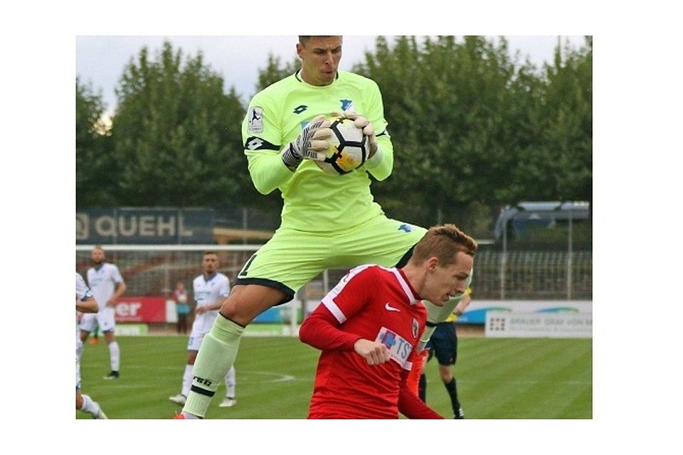 Schnappt sich den Ball: Hoffenheims Keeper Dominik Drabrand lässt den Wormaten Jan-Lucas Dorow klein aussehen.	Foto: pa/Dirogo