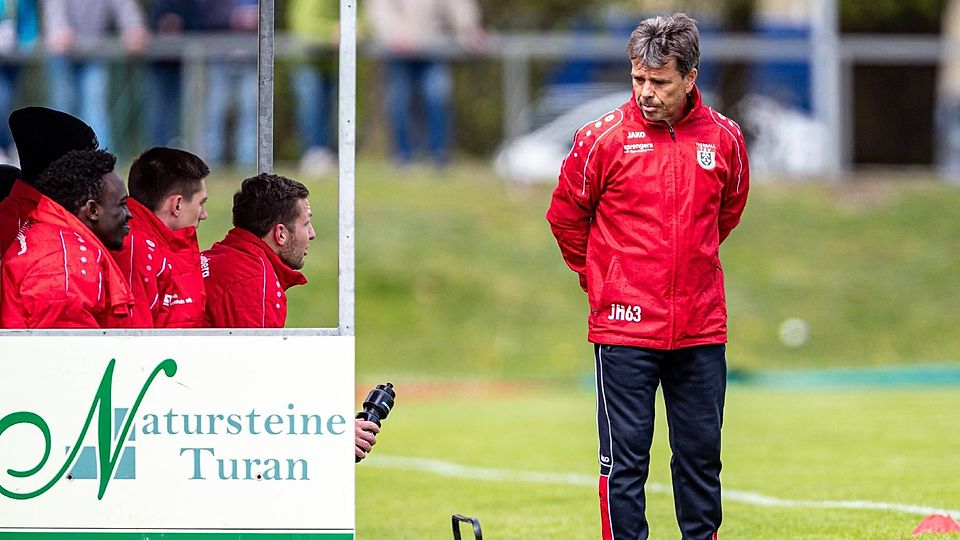 Guter Draht zu seinen Spielern: Hubert Jungmann hat den verunsicherten Peißenberger Kickern auf Anhieb neues Selbstbewusstsein gegeben. Zum Einstand gewann der TSV gegen Unterammergau mit 2:0.