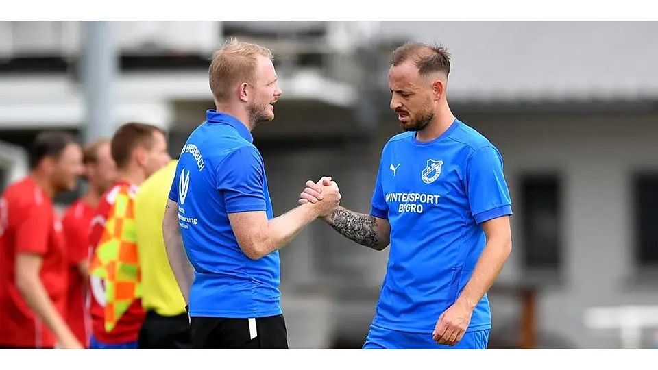 Johannes Burk (l.) und Felix Baum starten als sportlich Verantwortliche mit dem FV Breidenbach in die neue Verbandsliga-Saison. (Archivfoto: Jens Kaliske) © Jens Kaliske