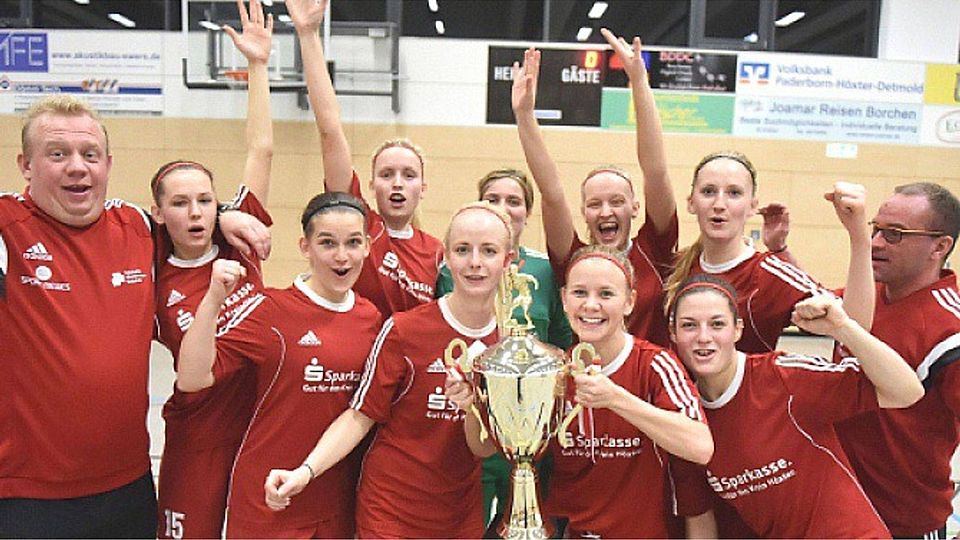Die Westfalenliga-Frauen des SV Bökendorf jubeln über den Turniersieg in Borchen. Foto: Köppelmann
