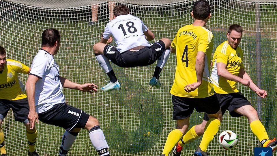 Mit dem 1:4 bei Meister "Upo" (in Weiß-Schwarz) verabschiedete sich die Bezirksligareserve des SV Hahnbach (in Gelb-Schwarz) in Richtung Kreisklasse.