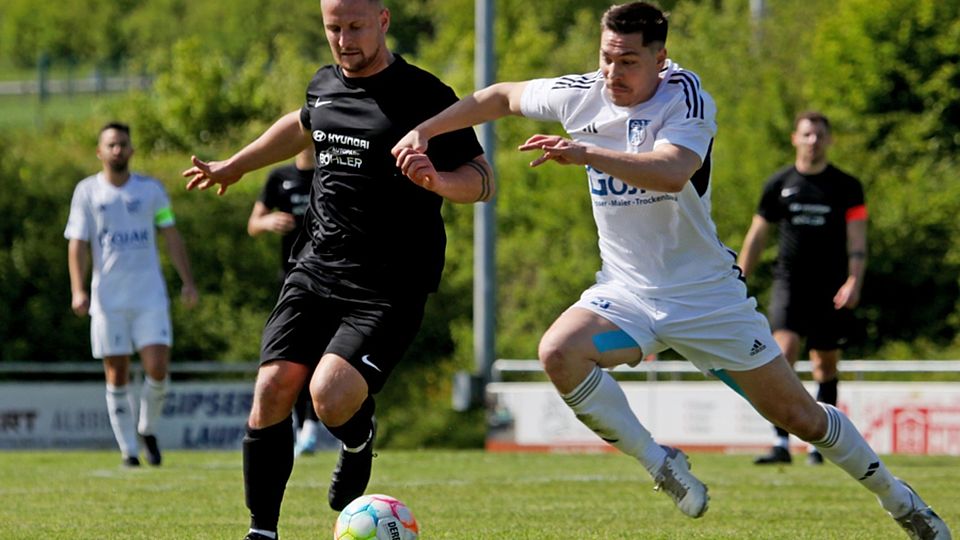 „Mühsam, wieder den Anschluss zu finden“: Johannes Baumgartner (links, gegen  Pasquale Oddo, Murg) will mit dem FC Wehr an den Top Sechs kratzen. | Foto: Matthias Konzok