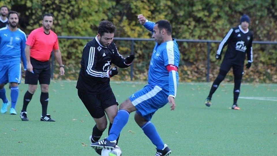 (F: Aydin Bas) In der vergangenen Saison noch Kapitän der SG Schönebeck: Mahmoud Ibrahim (v.r.) will sich am Sonntag mit seinem neuen gegen das alte Team behaupten.